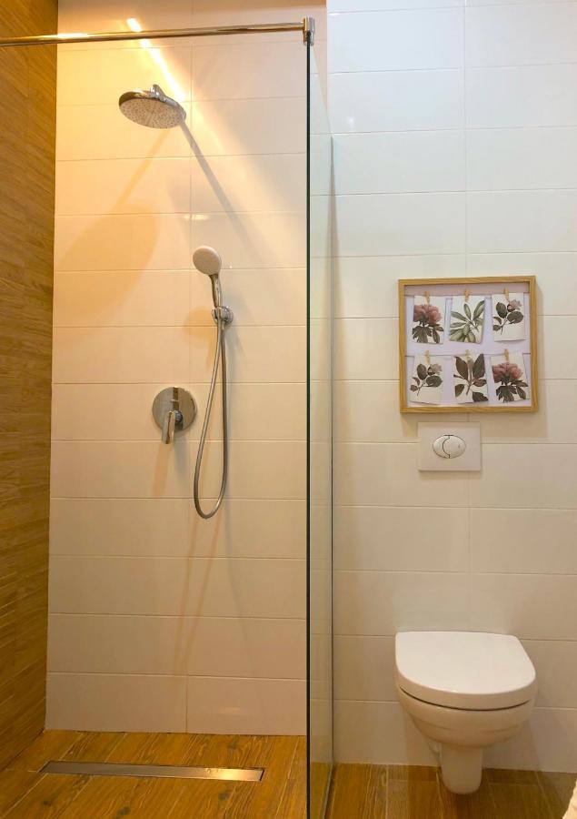 Centrally Located Apartment Overlooking Vermanes Park Riga Exterior foto